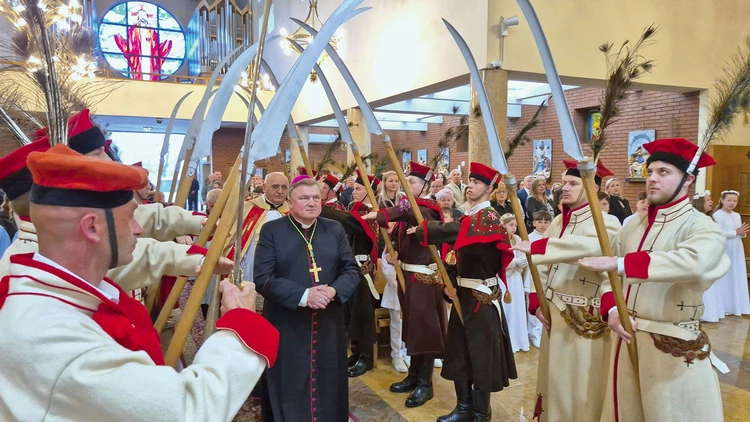 Obecność kosynierów podczas uroczystości religijnych i patriotycznych w parafii wskazuje, że odbywa się tu  coś bardzo ważnego.