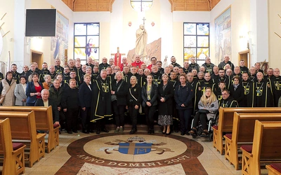 Bracia z rodzinami na dniu skupienia w rajbrockiej świątyni. 
