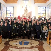 Bracia z rodzinami na dniu skupienia w rajbrockiej świątyni. 