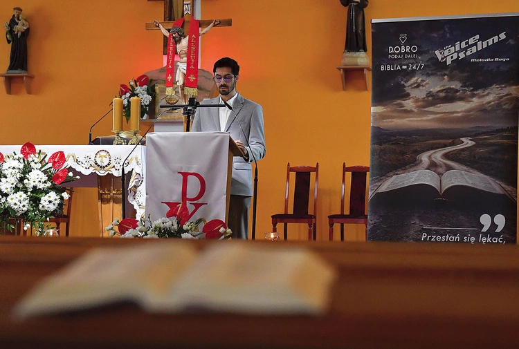 To oddolna inicjatywa, organizowana u zielonogórskich ojców franciszkanów. Wzięło w niej udział dokładnie 150 osób (115 lektorów i 35 psałterzystów), którzy czytali Biblię ok. 120 godzin, z przerwą na Mszę św. poranną i wieczorną. Czytanie i śpiewanie 17 maja rozpoczęła uroczysta Liturgia pod przewodnictwem bp. Tadeusza Lityńskiego. Na koniec 23 maja, w wigilię Niedzieli Zesłania Ducha Świętego, odbyły się festyn rodzinny „PrzyBĄDŹ” oraz Eucharystia.