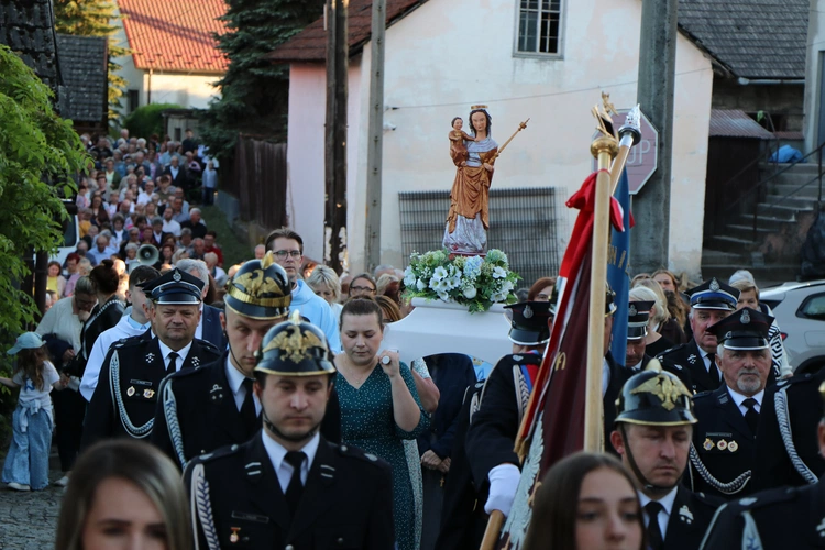 Lipnica Murowana. Msza św. i procesja z modlitwą o rekoronację Lipnickiej Madonny z Dzieciątkiem
