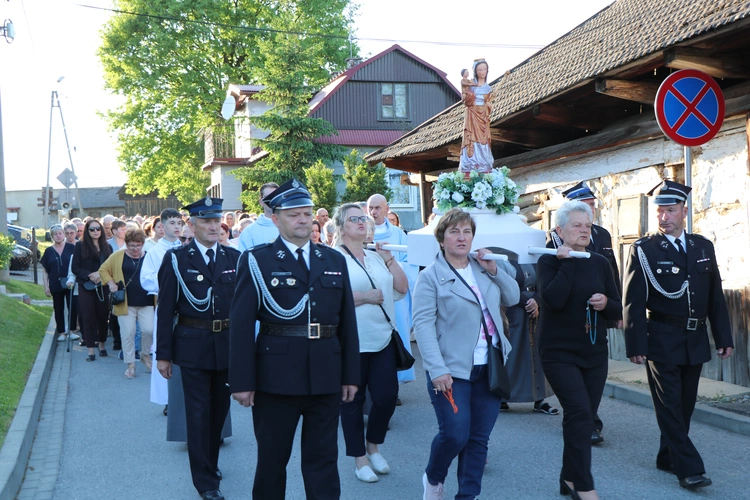 Lipnica Murowana. Msza św. i procesja z modlitwą o rekoronację Lipnickiej Madonny z Dzieciątkiem