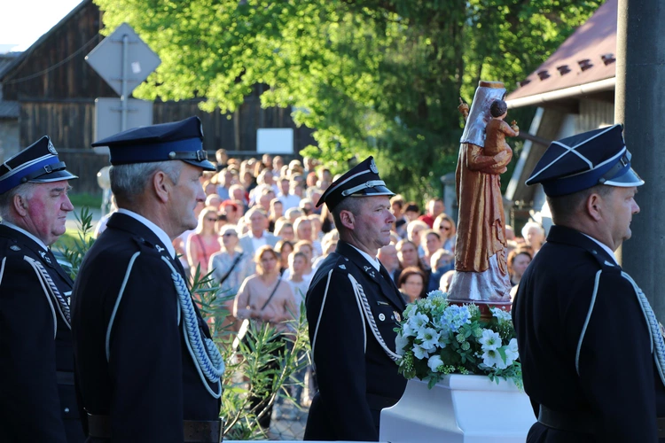 Lipnica Murowana. Msza św. i procesja z modlitwą o rekoronację Lipnickiej Madonny z Dzieciątkiem