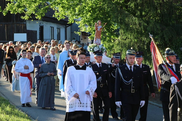 Lipnica Murowana. Msza św. i procesja z modlitwą o rekoronację Lipnickiej Madonny z Dzieciątkiem