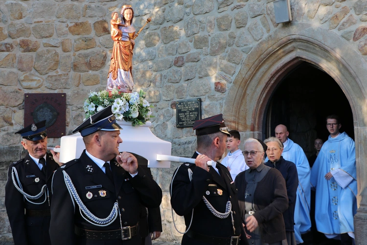 Lipnica Murowana. Msza św. i procesja z modlitwą o rekoronację Lipnickiej Madonny z Dzieciątkiem