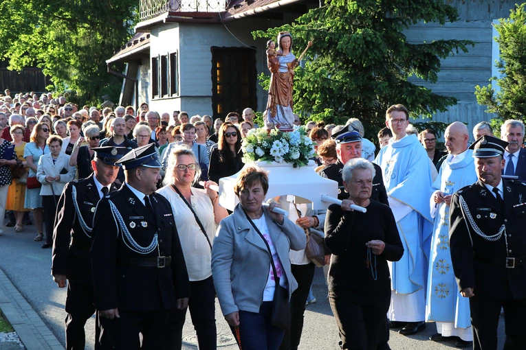 Lipnica Murowana. Msza św. i procesja z modlitwą o rekoronację Lipnickiej Madonny z Dzieciątkiem