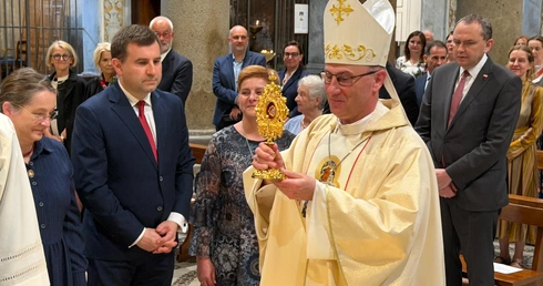 Relikwie prymasa Wyszyńskiego wprowadzone do bazyliki na Zatybrzu w Rzymie