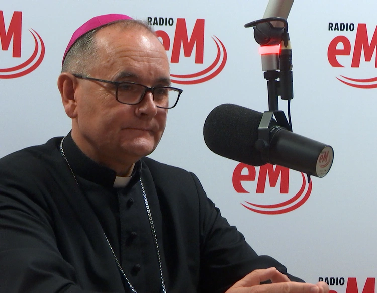 Abp Andrzej Przybylski: "Największą karierą mężczyzny jest troska o dom i małżeństwo". 