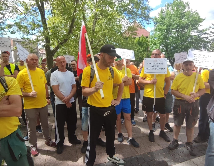 Siemianowice Śląskie. Obawa o miejsca pracy w MPGKiM, gorzka prawda i manipulacja - piekieta pod Urzędem Miasta 
