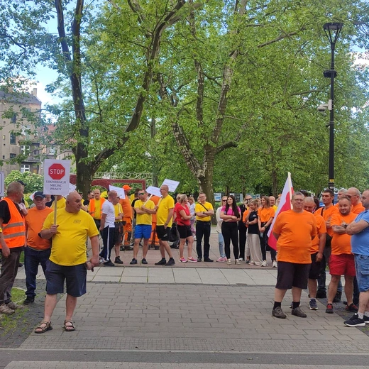 Siemianowice Śląskie. Obawa o miejsca pracy w MPGKiM, gorzka prawda i manipulacja - piekieta pod Urzędem Miasta 
