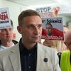 Robert Bąkiewicz skazany w procesie z oskarżenia aktywistki Strajku Kobiet. Chodzi o zajście na schodach przed kościołem św. Krzyża w Warszawie