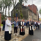 Piekary Śląskie. Pielgrzymi w drodze do Pani Piekarskiej