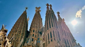 Sagrada Familia: Jan Paweł II widział budowę. Leon XIV zobaczy dzieło