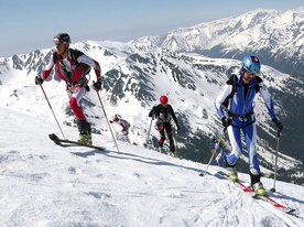 Skialpinizm w polskich Tatrach. Na tym etapie zawodów zawodnicy wędrują pod górę na nartach