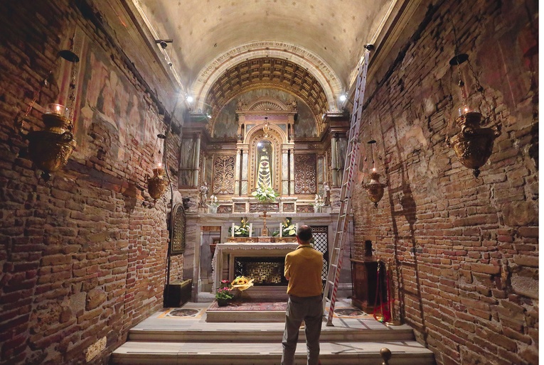 Kaplica w Loreto.  Tu znajdują się Domek Maryi  i rzeźba Matki Bożej  z Dzieciątkiem Jezus 