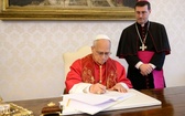 Papież podpisujący encyklikę