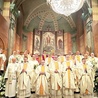 Już prezbiterzy razem z biskupami oraz bliskimi im księżmi. 