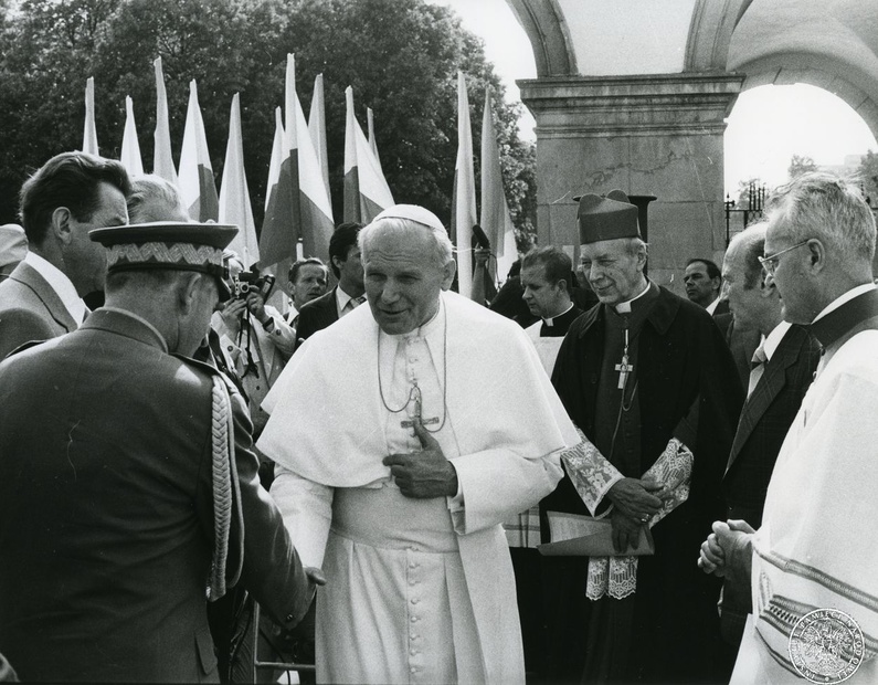 Jan Paweł II wita się z generałem MSW odpowiadającym za przygotowania do pielgrzymki. Warszawa 2 czerwca 1979 r.