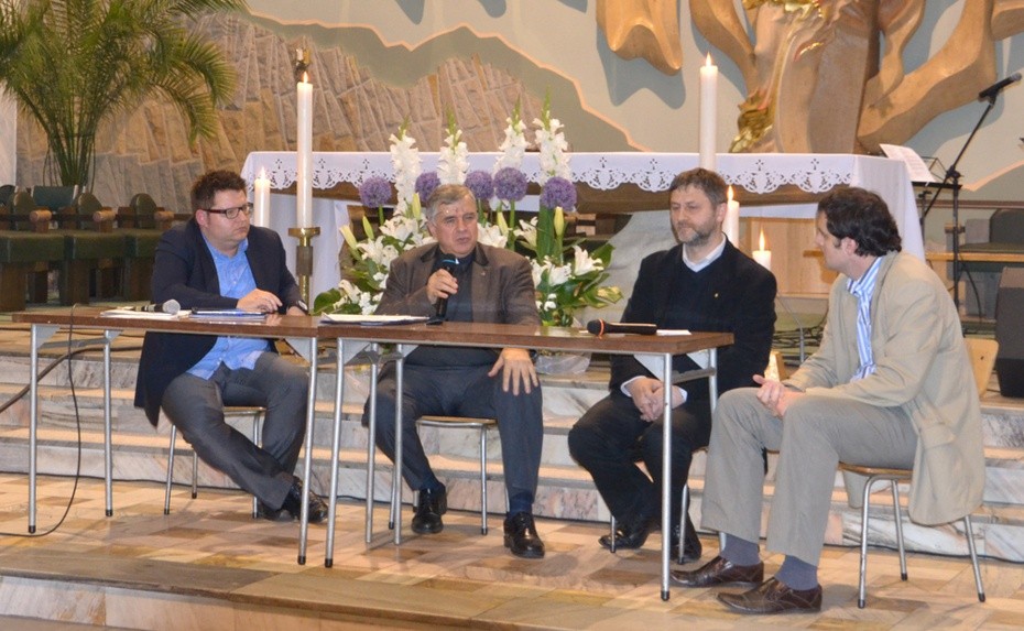 Uczestnicy debaty. Od lewej: Krzysztof Drwal, o. Maciej Zięba, Franciszek Kucharczak i prowadzący – Krzysztof Wodecki