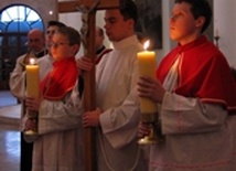 Posługa i formacja ministrantów światła i krzyża