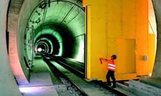 Tunel, banany i wielkie oczy