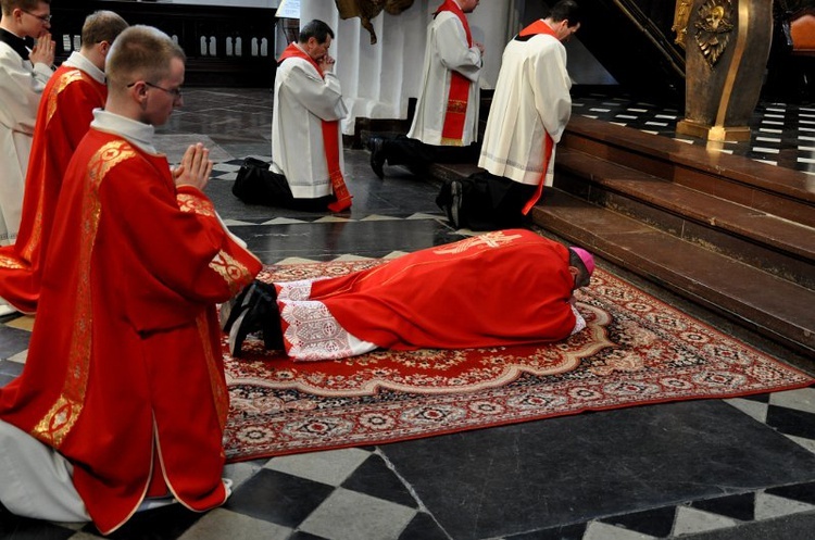 Liturgia wielkopiątkowa z adoracją krzyża 