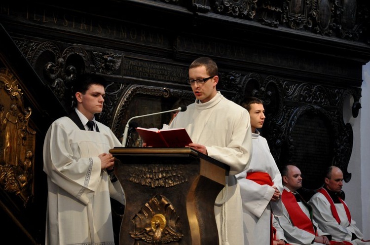 Liturgia wielkopiątkowa z adoracją krzyża 