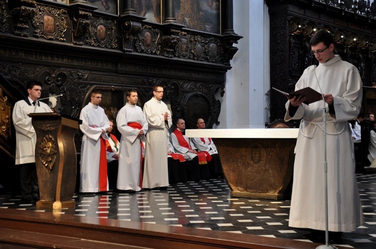 Liturgia wielkopiątkowa z adoracją krzyża 