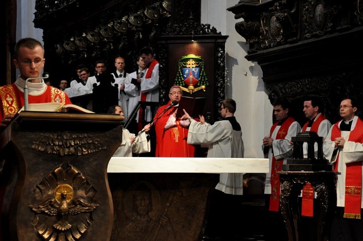 Liturgia wielkopiątkowa z adoracją krzyża 