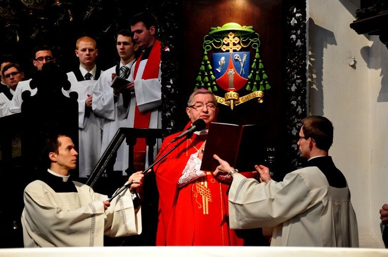 Liturgia wielkopiątkowa z adoracją krzyża 