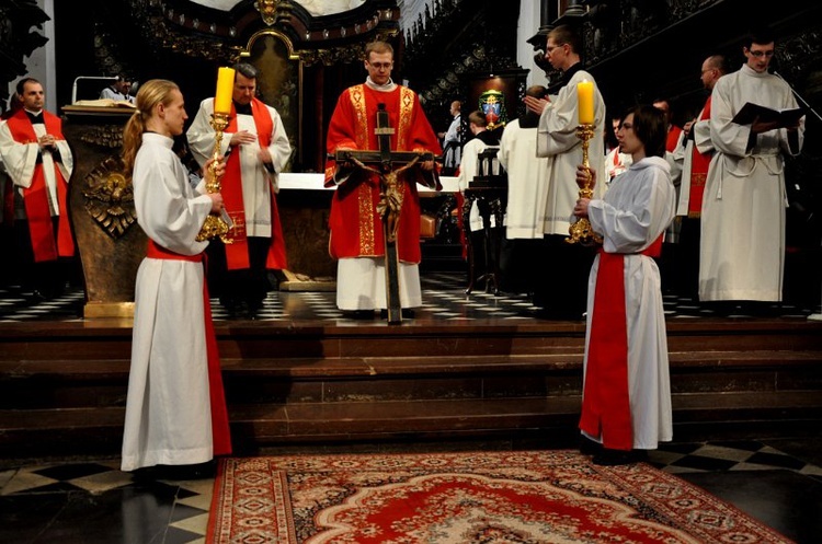 Liturgia wielkopiątkowa z adoracją krzyża 