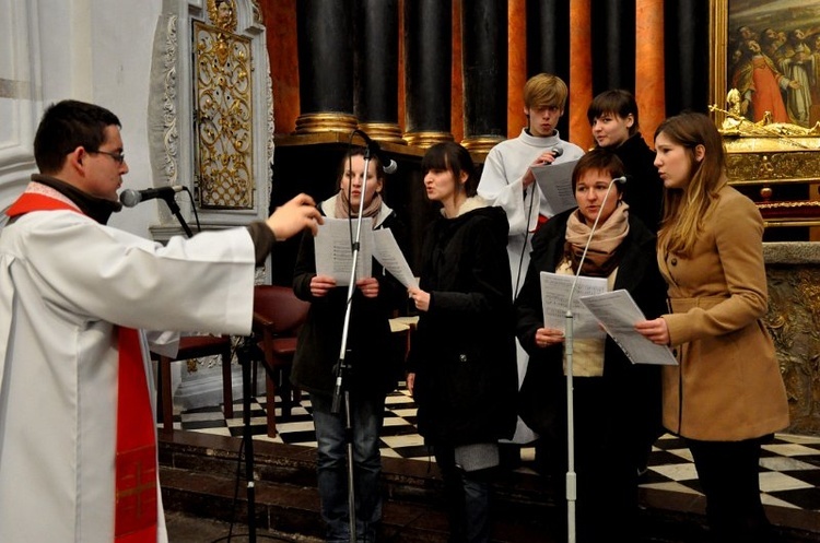 Liturgia wielkopiątkowa z adoracją krzyża 