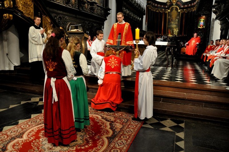 Liturgia wielkopiątkowa z adoracją krzyża 