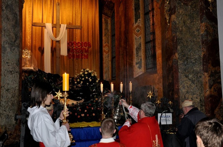 Liturgia wielkopiątkowa z adoracją krzyża 